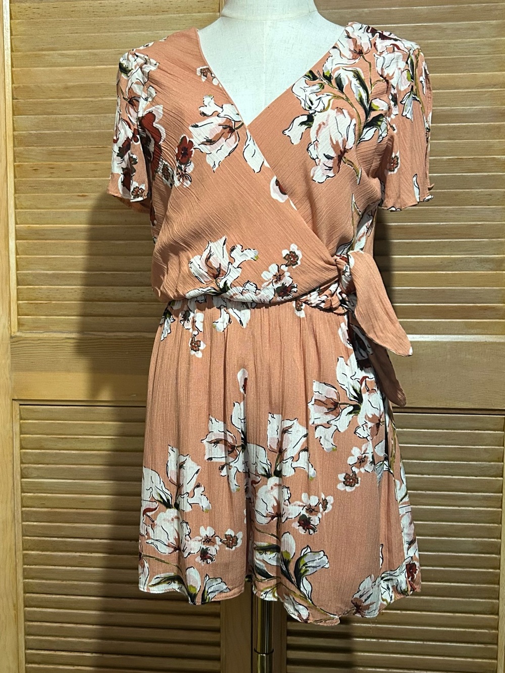Everly Peach Floral Tie-Waist Romper with V-Neck Faux Wrap Size S